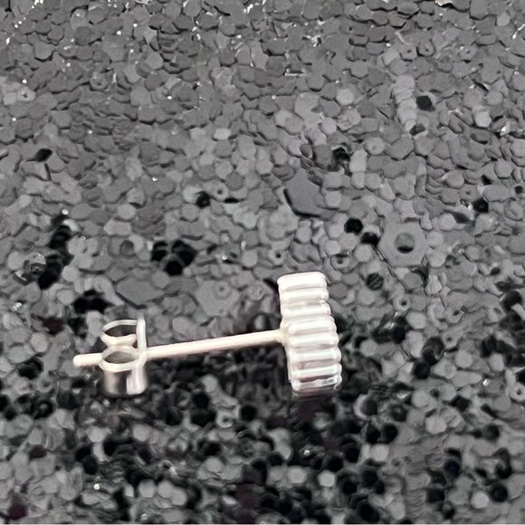 🩵 NWT Heart earrings never worn  silver tone with cubic zirconia - Picture 5 of 6